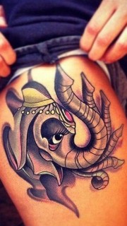 女性大腿上可爱的大象纹身