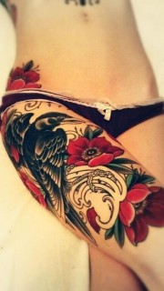 女性腿部彩色玫瑰花纹身图案