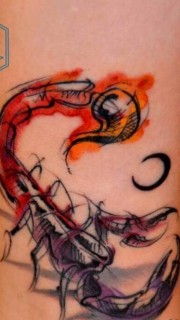 腿部水墨蝎子纹身图案