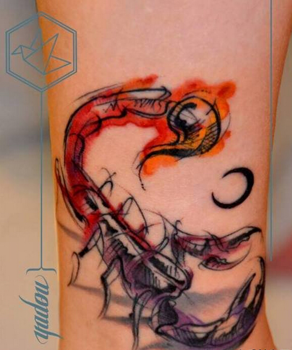 点击大图看下一张：腿部水墨蝎子纹身图案
