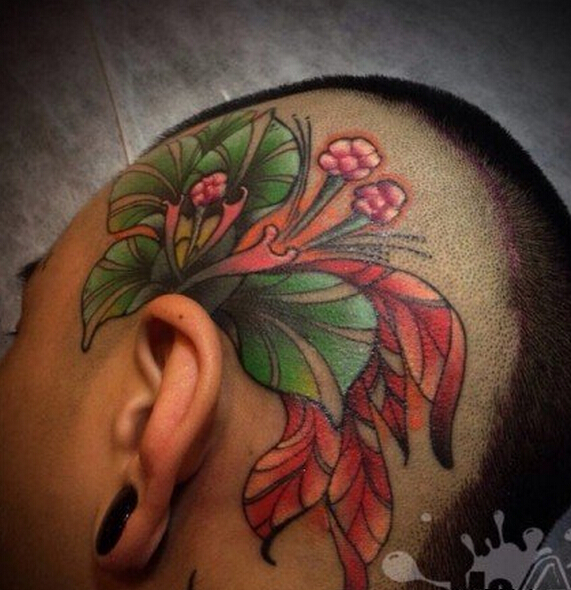 点击大图看下一张：头部个性时尚的花卉纹身图案