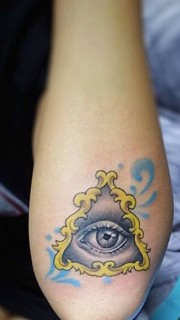 女性手臂彩色上帝之眼纹身图案