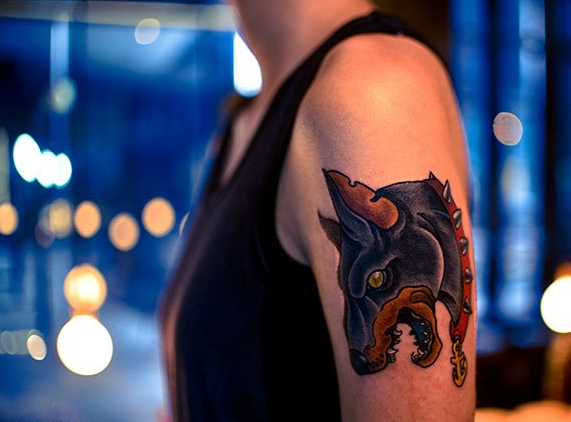 点击大图看下一张：胳膊宝蓝色猎犬凶神恶煞纹身图案