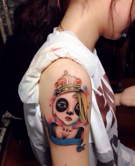 点击大图看下一张：女生手臂彩色女郎皇冠纹身图片