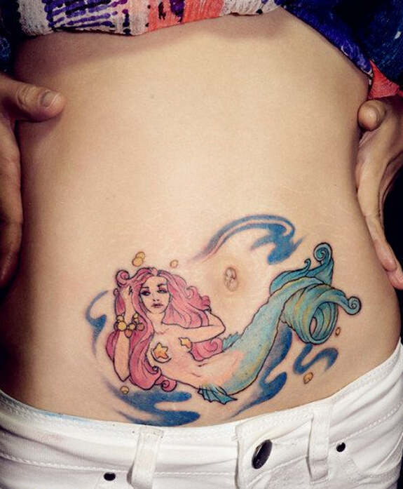 点击大图看下一张：美女腹部彩色美人鱼纹身图片