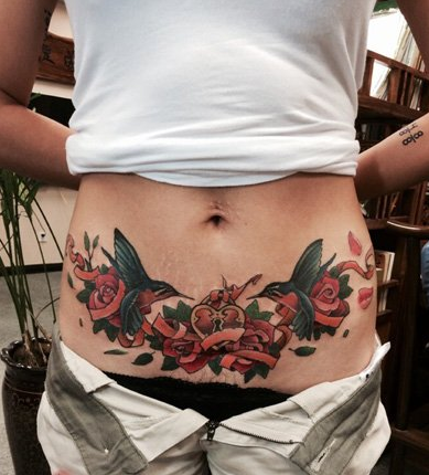 点击大图看下一张：腹部连理缠枝玫瑰花锁纹身图案