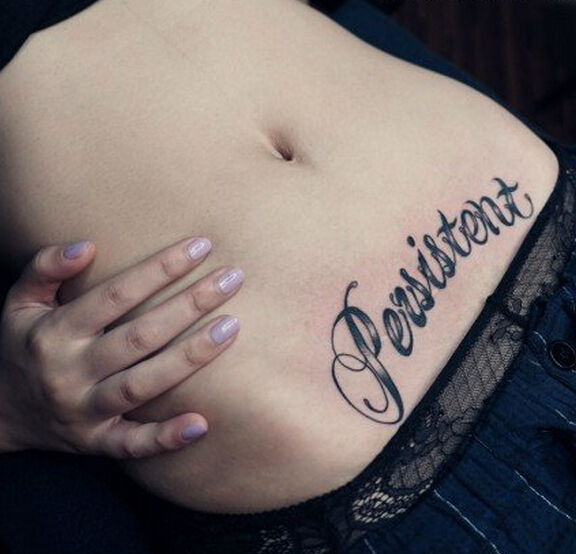 点击大图看下一张：女性性感腹部字母纹身图案