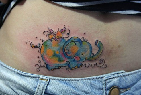 点击大图看下一张：女生腹部可爱潮流的小象纹身图案