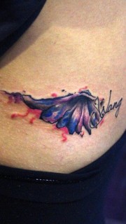 女性腹部彩色泼墨翅膀纹身图案