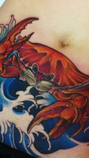女生腹部时尚的螃蟹纹身图案