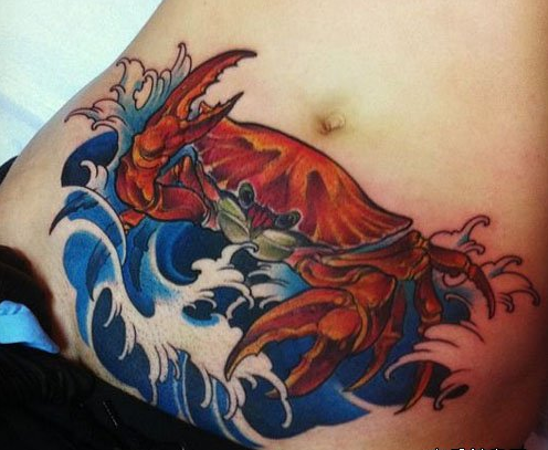 点击大图看下一张：女生腹部时尚的螃蟹纹身图案
