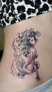 美女腹部潮流精美的美人鱼纹身图案