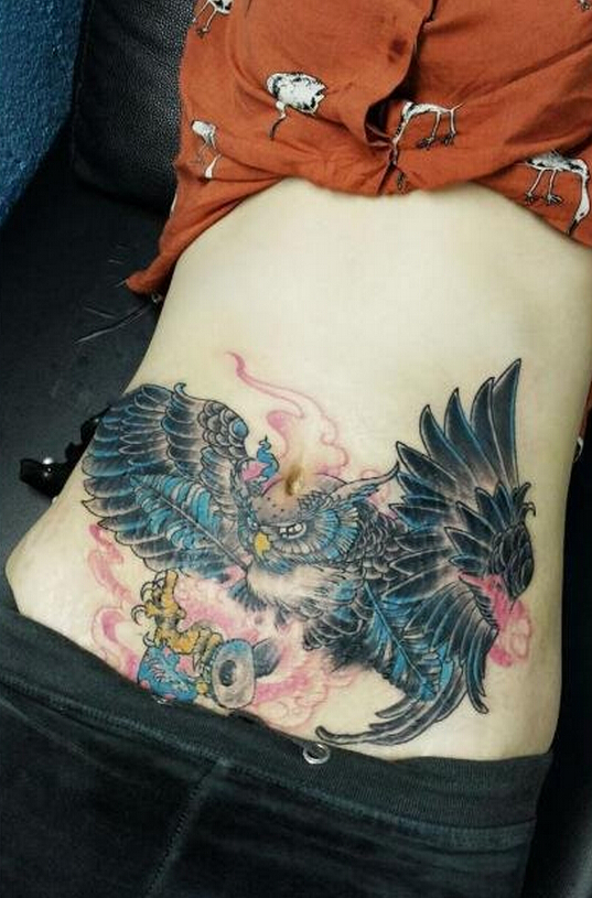 点击大图看下一张：美女腹部彩色老鹰纹身图案