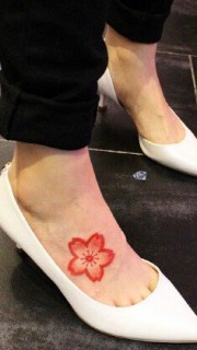 脚部粉嫩樱花纹身图案