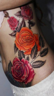 美女腰腹间好看的玫瑰花纹身图案