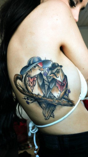 女生胸侧时尚经典的小鸟纹身图案