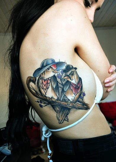点击大图看下一张：女生胸侧时尚经典的小鸟纹身图案