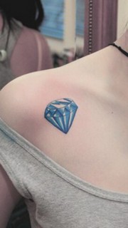女性肩部彩色钻石纹身图案
