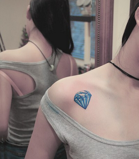 点击大图看下一张：女性肩部彩色钻石纹身图案