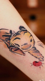 橘色小迷你老虎可爱纹身图案
