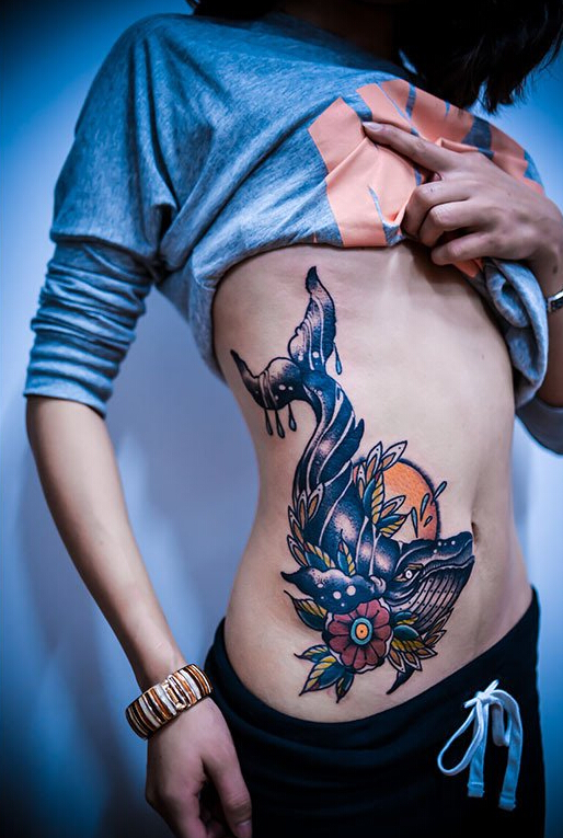 点击大图看下一张：女生腰部宝蓝色灵动鲸鱼纹身图案