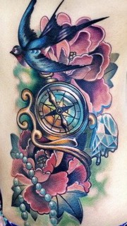 女性腰部彩色燕子指南针牡丹花纹身图案