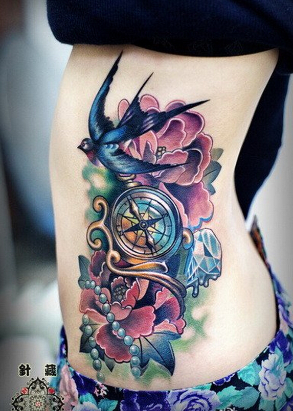 点击大图看下一张：女性腰部彩色燕子指南针牡丹花纹身图案