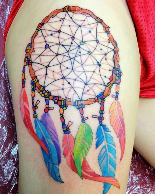 点击大图看下一张：美女大腿上彩色捕梦网纹身图案