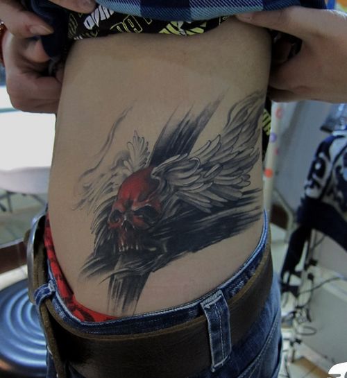 点击大图看下一张：超酷的骷髅翅膀纹身图案