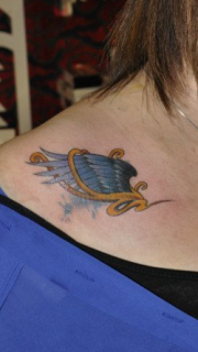 女生肩膀处小巧潮流的翅膀纹身图案