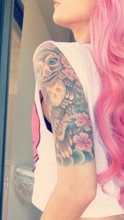 女性彩色猫头鹰花臂纹身图案