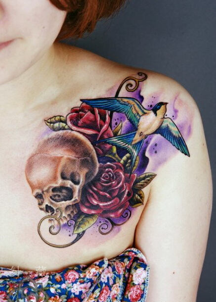 点击大图看下一张：女生前胸时尚经典的骷髅玫瑰花与燕子纹身图案