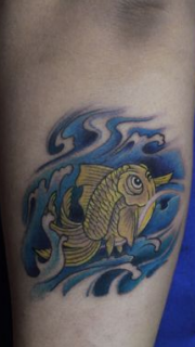 手臂可爱的小金鱼纹身图案