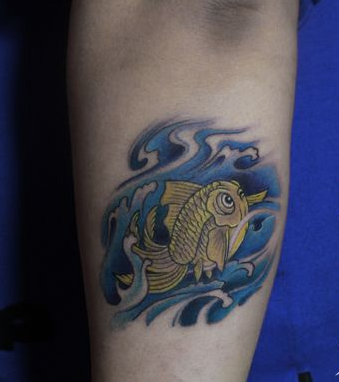 点击大图看下一张：手臂可爱的小金鱼纹身图案