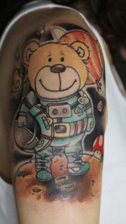手臂彩色太卡熊纹身图案