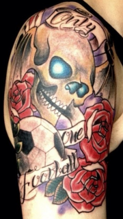 手臂彩色骷髅玫瑰字母足球纹身图片
