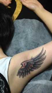 女生腋下一款翅膀纹身图案