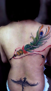 女生后背唯美漂亮的彩色羽毛纹身图案