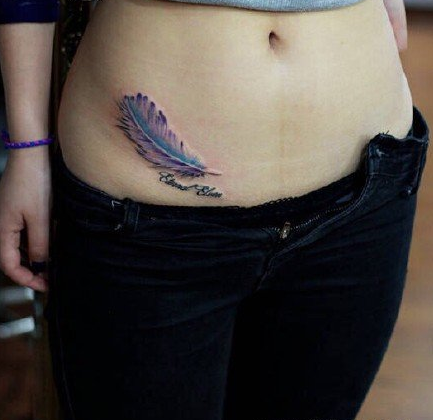 点击大图看下一张：腰部紫色羽毛纹身图案