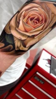 层层叠叠玫瑰纹身图案