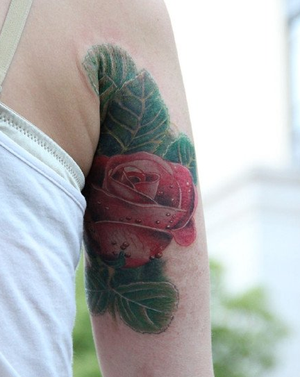 点击大图看下一张：逼真立体的红玫瑰纹身图案