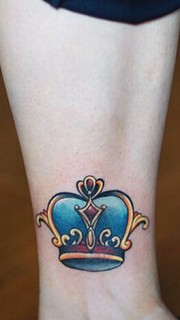 腿部彩色小皇冠纹身图案