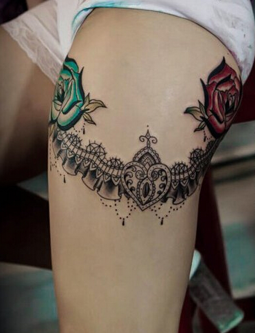 点击大图看下一张：女性腿部蕾丝玫瑰花纹身图片