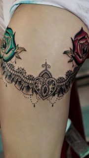 女性腿部蕾丝玫瑰花纹身图片