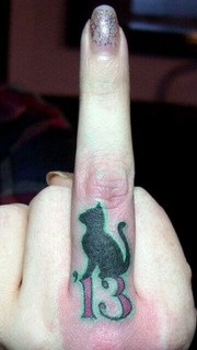 女性中指猫咪纹身图案