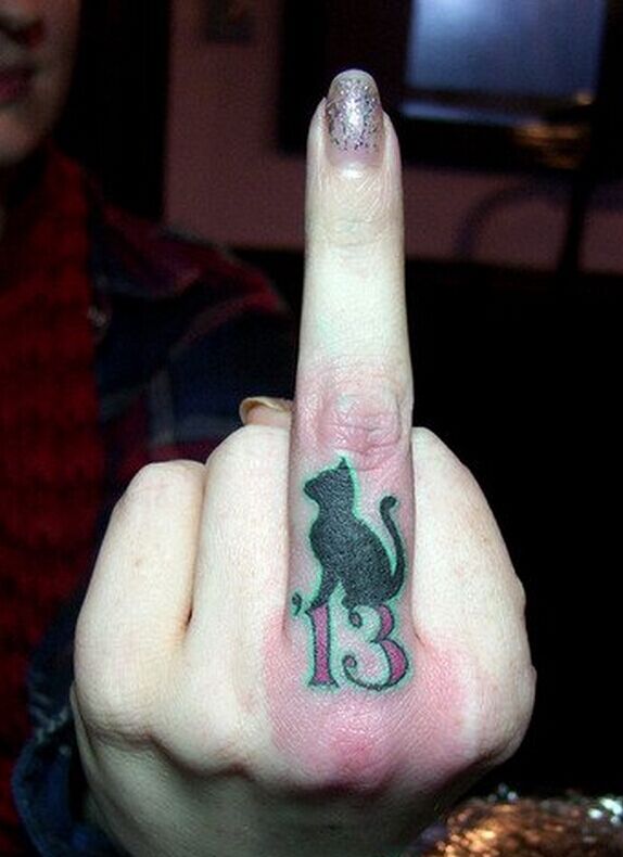 点击大图看下一张:女性中指猫咪纹身图案