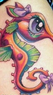 腿部可爱的卡通海马蝴蝶结纹身图案