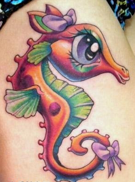 点击大图看下一张：腿部可爱的卡通海马蝴蝶结纹身图案