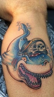 带着海岛帽子的鲨鱼纹身图案