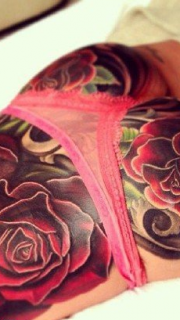 腰臀上逼真形象的玫瑰纹身图案